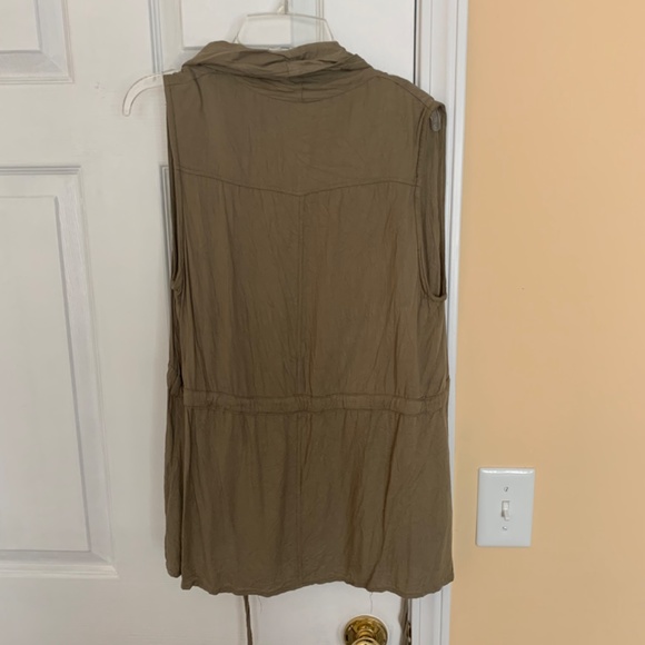 Army Green Vest - Picture 3 of 3